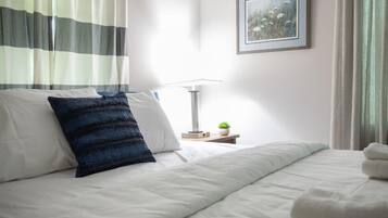 Een strijkplank/strijkijzer, reisbedje, gratis wifi, beddengoed