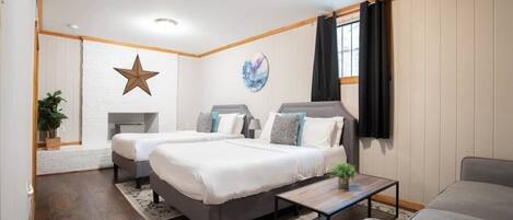 3 habitaciones, tabla de planchar con plancha y cuna de viaje