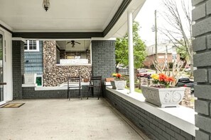 Terrace/patio - Walk to Restaurants - Trendy Lakeview Craftsman (Birmingham)