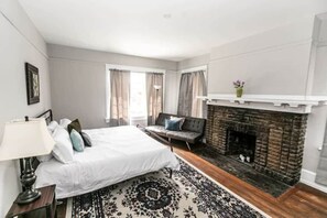 3 bedrooms, iron/ironing board, travel cot, free WiFi - Walk to Restaurants - Trendy Lakeview Craftsman (Birmingham)