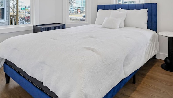 6 quartos, ferros/tábuas de passar roupa, berço de viagem