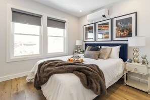 9 bedrooms, desk, iron/ironing board, travel crib - NEW 9BR6Bth Parking MIT Harvard Boston Walk to T (Somerville)