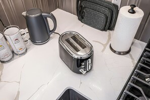 Coffee and/or coffee maker - NEW 9BR6Bth Parking MIT Harvard Boston Walk to T (Somerville)