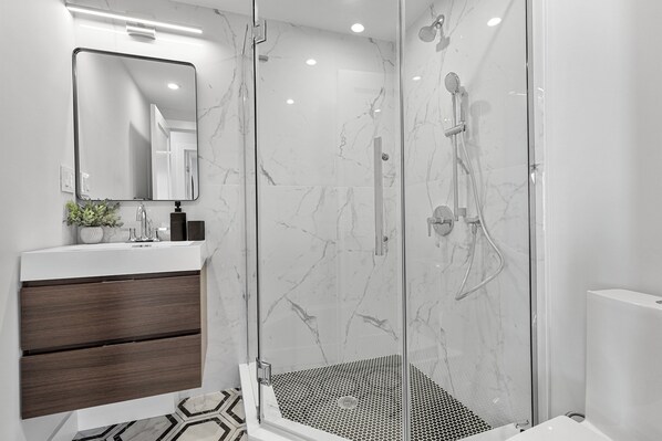 Shower, hair dryer, towels, soap - NEW 9BR6Bth Parking MIT Harvard Boston Walk to T (Somerville)