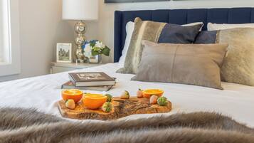 9 chambres, bureau, fer et planche à repasser, lit de bébé portatif