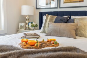 9 Schlafzimmer, Schreibtisch, Bügeleisen/Bügelbrett, Reisekinderbett