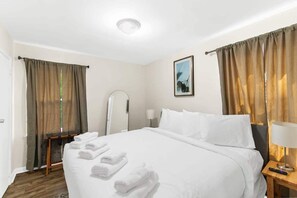 Tabla de planchar con plancha, cuna de viaje, wifi gratis y ropa de cama
