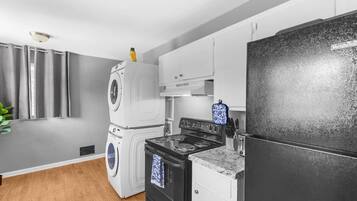 Køleskab, mikrobølgeovn, ovn, kogeplade