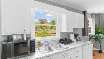 Køleskab, mikrobølgeovn, ovn, kogeplade