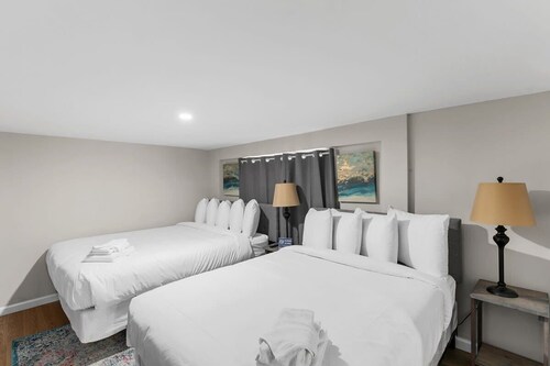 Near Hospital & Dining- Beds on Broadmoor - Unit B