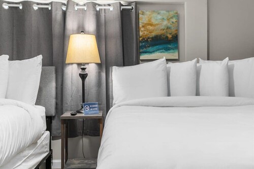 Near Hospital & Dining- Beds on Broadmoor - Unit B