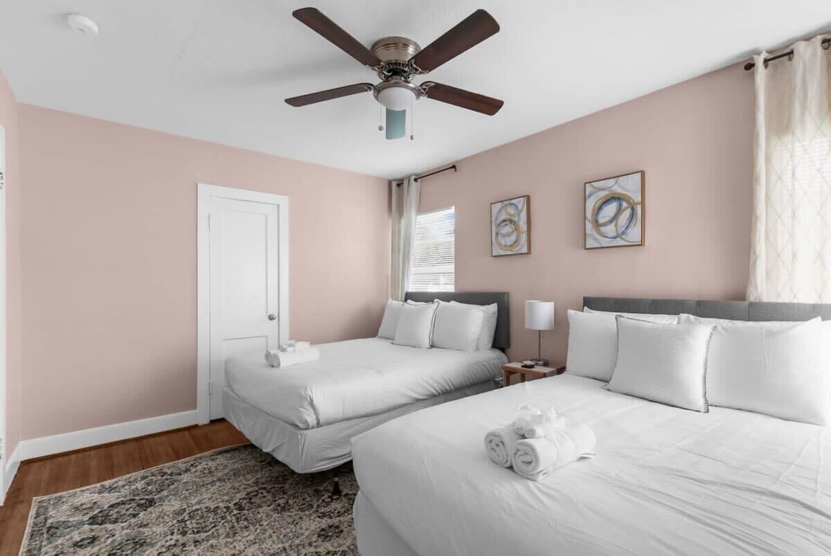 3 habitaciones, escritorio y tabla de planchar con plancha 