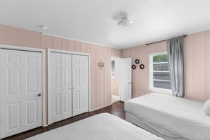 3 Schlafzimmer, Schreibtisch, Bügeleisen/Bügelbrett, Reisekinderbett