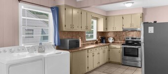 10 Mins to Legion Field Stadium- Blushing Bungalow