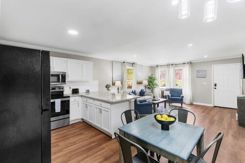 Mins to Uptown, Downtown, Airport, and Dining!