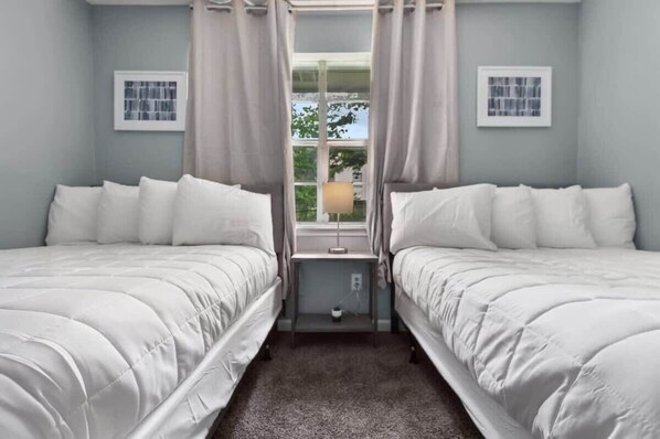 2 Schlafzimmer, Schreibtisch, Bügeleisen/Bügelbrett, Reisekinderbett