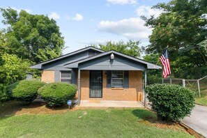 Exterior - 5 Mins from Uptown & Near Airport- Norwood Nest (Birmingham)