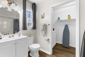 Shower, hair dryer, towels - Mins to Hospital, Airport, & Dining- Rooms on Rose (Birmingham)
