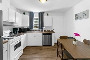 Fridge, microwave, oven, stovetop - Mins to Hospital, Airport, & Dining- Rooms on Rose (Birmingham)