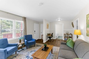 Smart TV - Mins to Hospital, Airport, & Dining- Rooms on Rose (Birmingham)