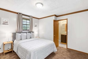5 bedrooms, iron/ironing board, travel cot, free WiFi - 10 Mins to Downtown Birmingham- Fresh in Fairfield (Fairfield)
