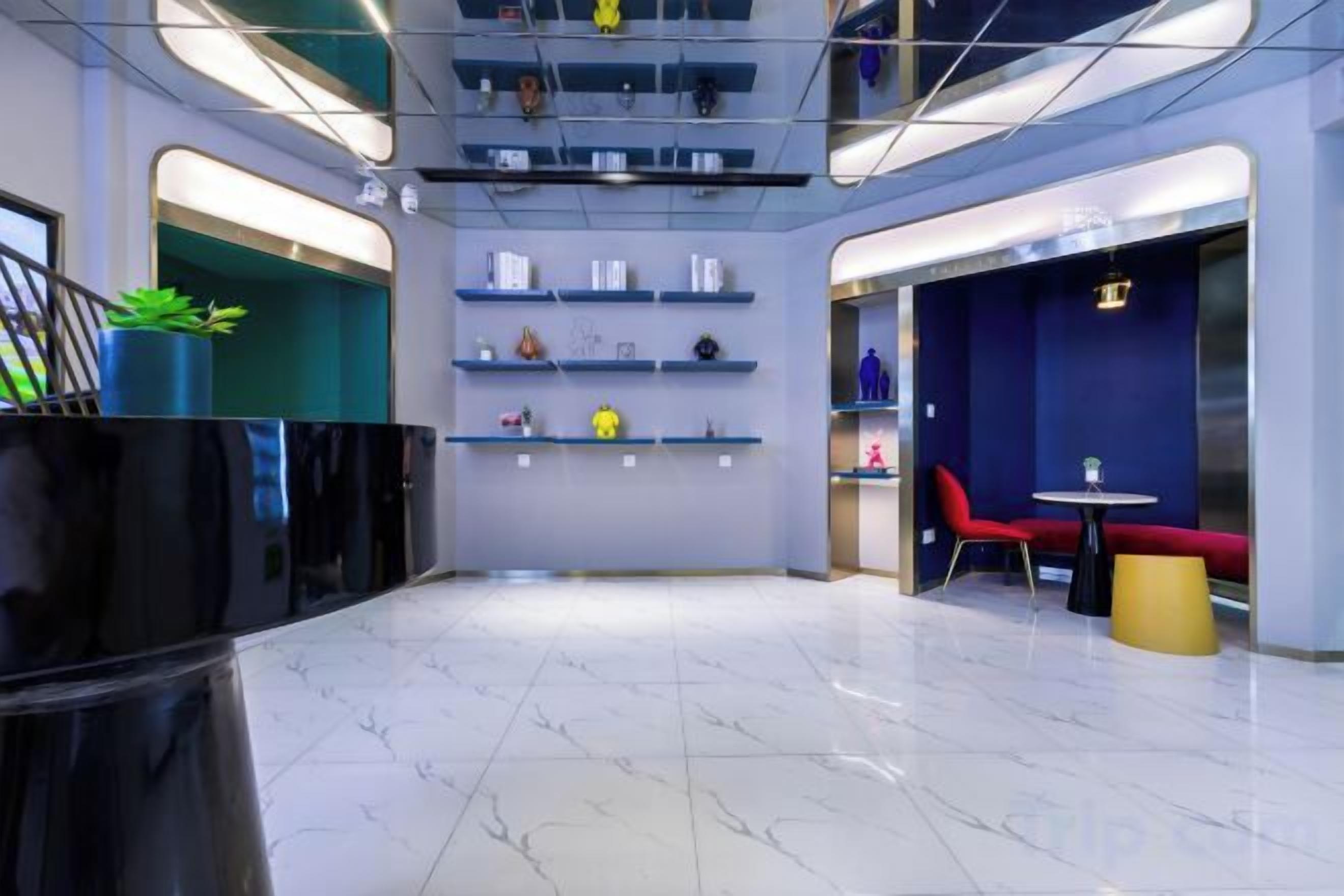 Um interior moderno com espaço aberto central, prateleiras com objetos e áreas de estar.