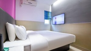 A hotel room with a bed, pillows, a TV mounted on the wall, and an air conditioning unit. - 100 Inn (Shanghai Hongqiao Airport National Exhibition and Convention Center) (Shanghai)