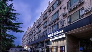 A multi-story hotel with a modern facade, featuring balconies and large windows. - 100 Inn (Shanghai Hongqiao Airport National Exhibition and Convention Center) (Shanghai)