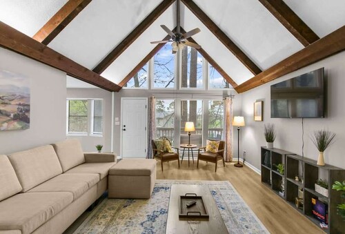 Mins to Airport-Pool- Lake View-Newly Renovated!