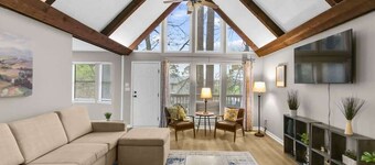 Mins to Airport-Pool- Lake View-Newly Renovated!