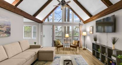 Mins to Airport-Pool- Lake View-Newly Renovated!