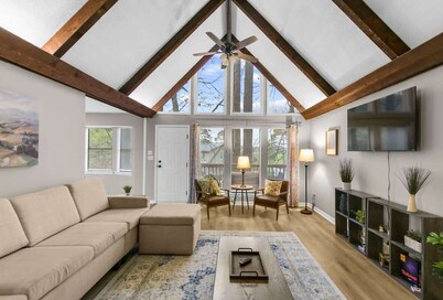 Mins to Airport-Pool- Lake View-Newly Renovated!