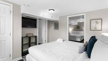 2 Schlafzimmer, Schreibtisch, Bügeleisen/Bügelbrett, Reisekinderbett