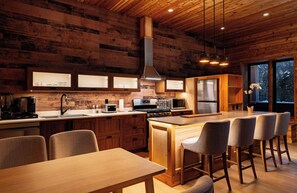 Fridge, microwave, oven, stovetop - Cozy Mountain Getaway with Hot Tub Sleeps Your Whole Group (Revelstoke)