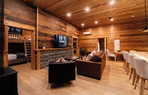 Interior - Cozy Mountain Getaway with Hot Tub  Sleeps Your Whole Group (Revelstoke)
