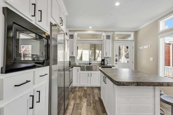 Réfrigérateur, micro-ondes, four, plaque de cuisson