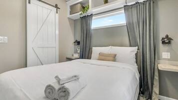 1 slaapkamer, een strijkplank/strijkijzer, reisbedje, gratis wifi