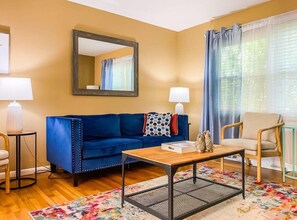 Smart TV - Backyard Pool! Near Space Center- Mahan Splashdown (Madison)