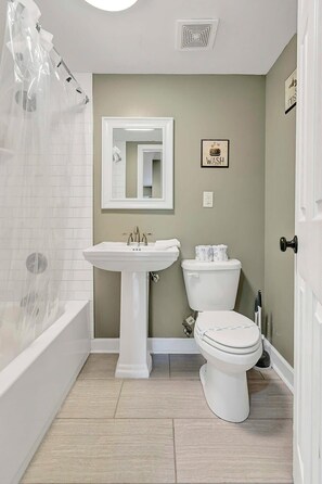 Ducha, secador de pelo y toallas