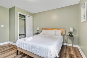 3 dormitorios, tabla de planchar con plancha, cuna de viaje