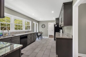 Fridge, microwave, oven, stovetop - 2 Units - Near Dwtn & Arsenal - American Oasis (Huntsville)