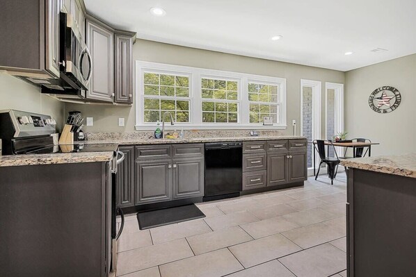 Fridge, microwave, oven, stovetop - 2 Units - Near Dwtn & Arsenal - American Oasis (Huntsville)