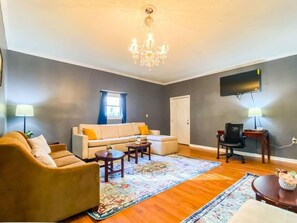 Smart TV - Minutes from Downtown & Arsenal! Cardinal Aerie (Madison)