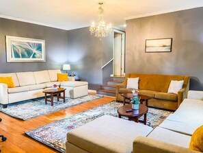 Smart TV - Minutes from Downtown & Arsenal! Cardinal Aerie (Madison)