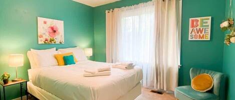 3 dormitorios, tabla de planchar con plancha, cuna de viaje