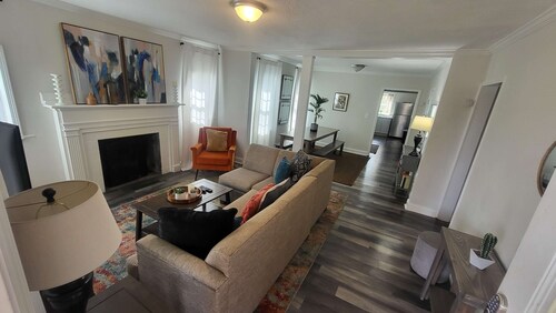 Large, Renovated On E. Lake Park! Comfy Cottage