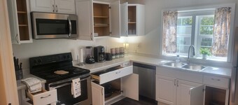 Large, Renovated On E. Lake Park! Comfy Cottage