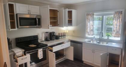 Large, Renovated On E. Lake Park! Comfy Cottage