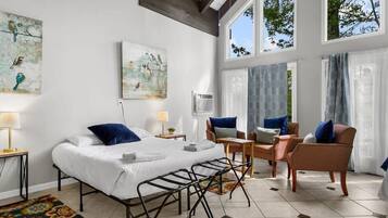 6 bedrooms, desk, iron/ironing board, travel cot