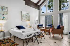 6 bedrooms, desk, iron/ironing board, travel cot